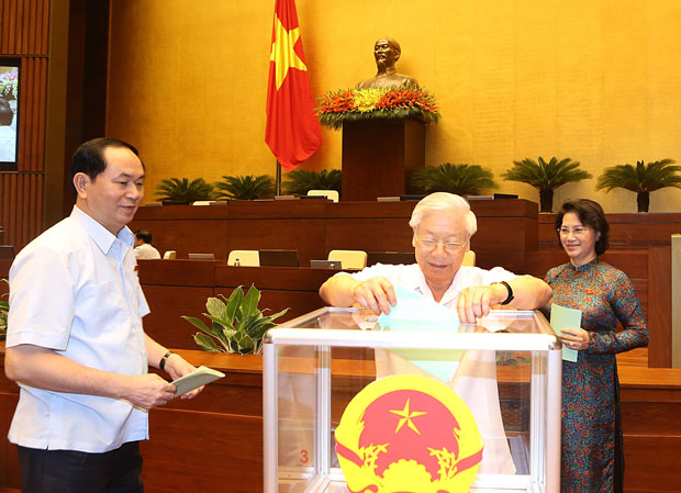 Tổng Bí thư Nguyễn Phú Trọng bỏ phiếu bầu các chức danh được đề cử. Ảnh: TTXVN