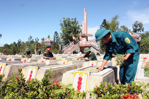 Lực lượng vũ trang thành phố chăm sóc nghĩa trang liệt sĩ.       	             Ảnh: CÁT TƯỜNG