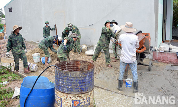 Bộ đội trinh sát tham gia xây dựng đường bê-tông tại thôn Hiền Phước, xã Hòa Liên, huyện Hòa Vang. 					Ảnh: THANH HOÀNG