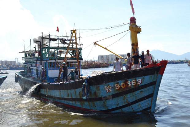 Tàu ĐNa 90369 TS chuẩn bị cập cảng cá Thọ Quang 