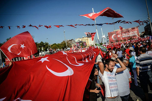Những người biểu tình từ nhiều đảng phái khác nhau đổ xuống đường phố Istanbul ngày 24-7 để phản đối cuộc đảo chính. 	                                                     Ảnh: AFP