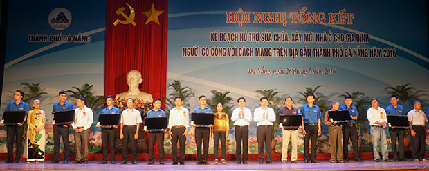 Phó Bí thư Thường trực Thành ủy Võ Công Trí và Phó Chủ tịch Thường trực HĐND thành phố Nguyễn Nho Trung tặng ti-vi cho các gia đình chính sách. 