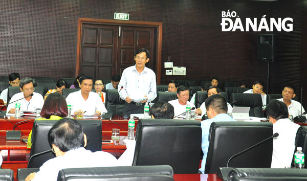 Giám đốc Sở Kế hoạch và Đầu tư thành phố Trần Văn Sơn báo cáo tình hình kinh tế - xã hội 6 tháng đầu năm 2016 với đoàn công tác. Ảnh: THÀNH LÂN