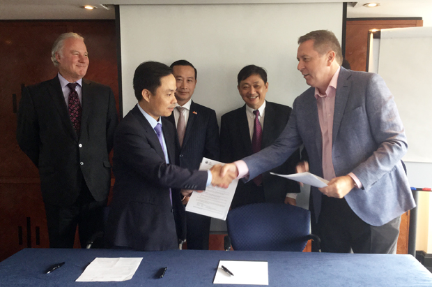 Lãnh đạo Sở Du lịch thành phố ký kết các hợp đồng truyền thông quảng bá du dịch Đà Nẵng với các đối tác nước ngoài 