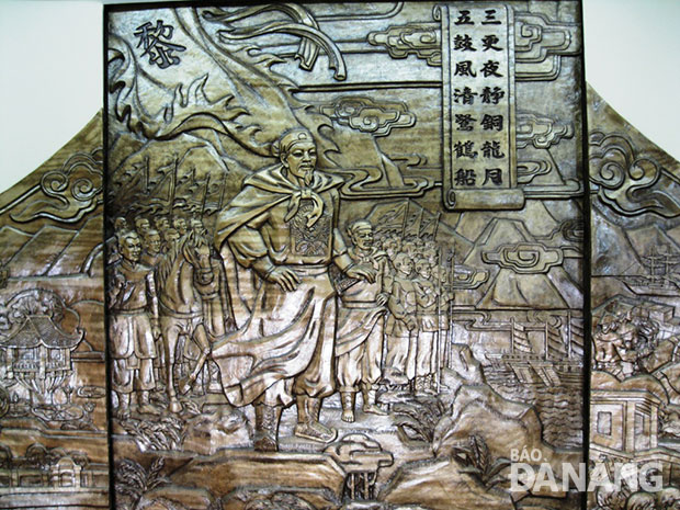 Hai câu thơ của vua Lê Thánh Tông trên bức phù điêu đặt ngay gian chính của Bảo tàng Đà Nẵng. Ảnh: V.T.L