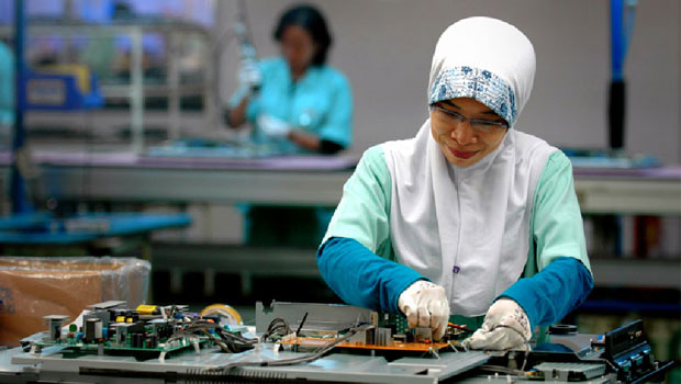 Công nhân điện tử làm việc tại Indonesia.