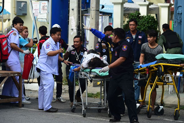 Các nhà chức trách đưa những người bị thương đi cấp cứu Ảnh: AFP