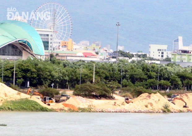 Các bến cát dọc sông Cẩm Lệ đoạn giáp đường Thăng Long vẫn còn hoạt động.