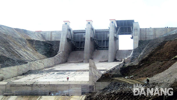 Đập tràn thủy điện Sông Bung 2 dần hoàn thành.