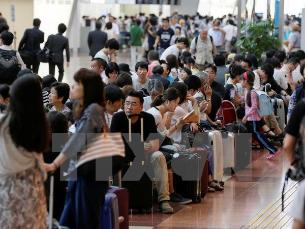 Hành khách chờ các chuyến bay hoạt động trở lại tại sân bay Haneda ở Tokyo ngày 22/8. (Ảnh: EPA/TTXVN)