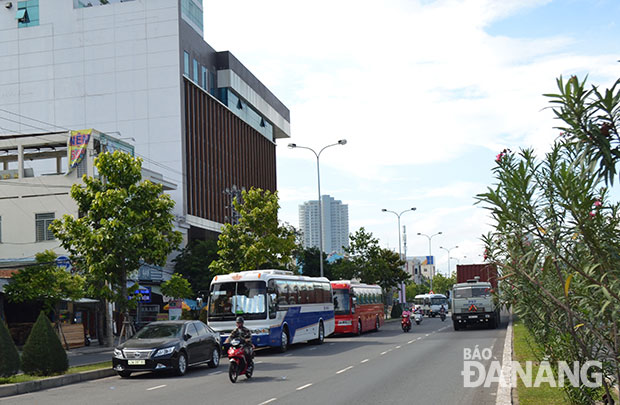 Đoạn đường Ngô Quyền phía trước khách sạn Mường Thanh thường xuyên có nhiều xe khách, ô-tô đậu, đỗ rất dễ gây mất trật tự an toàn giao thông.