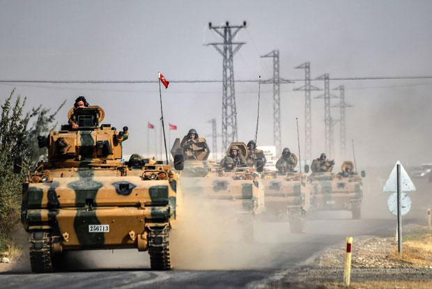 Xe tăng Thổ Nhĩ Kỳ tiến về thị trấn Jarabulus, biên giới Syria - Thổ. 		         Ảnh: AFP
