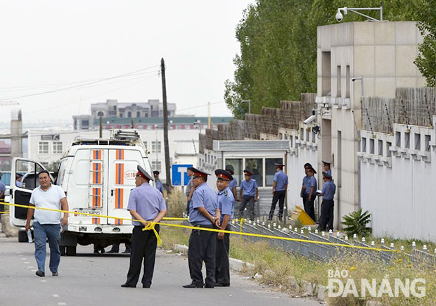 Cảnh sát Kyrgyzstan phong tỏa Đại sứ quán Trung Quốc, nơi xảy ra vụ tấn công.                                  Ảnh: AP