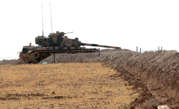 Thổ Nhĩ Kỳ đưa xe tăng tràn qua biên giới Syria. 					Ảnh: AP