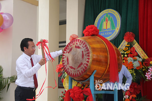 Bí thư Thành ủy Nguyễn Xuân Anh đánh hồi trống khai trường năm học đầu tiên cho trường THPT Võ Chí Công.