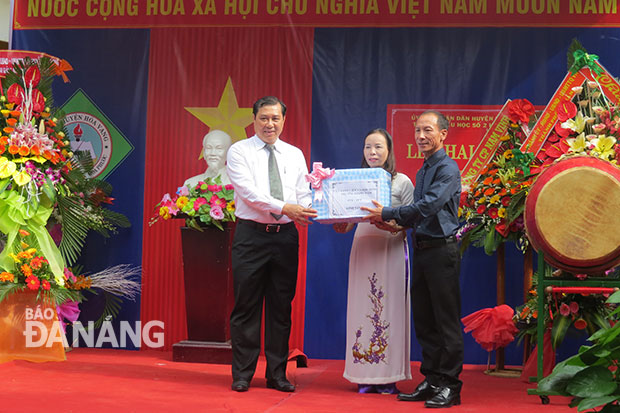 Chủ tịch UBND thành phố Huỳnh Đức Thơ trao quà cho nhà trường nhân dịp khai giảng năm học mới.