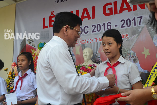 Phó Bí thư Thường trực Thành ủy Võ Công Trí trao phần thưởng cho học sinh nghèo vượt khó học giỏi.