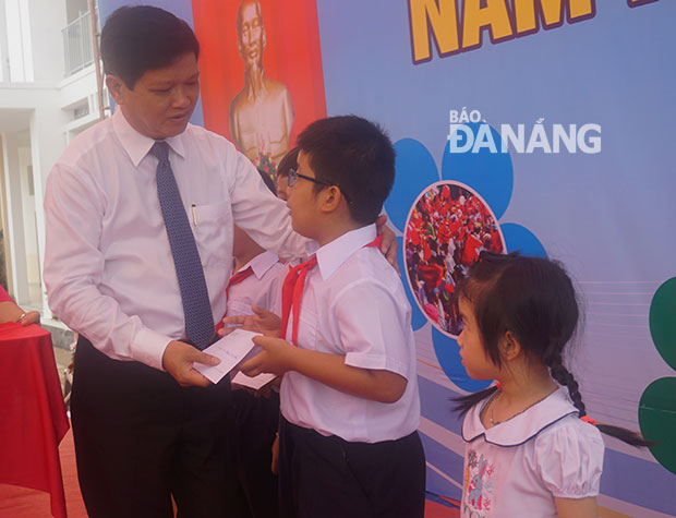 Phó Chủ tịch HĐND thành phố Nguyễn Nho Trung trao học bổng cho các em học sinh có hoàn cảnh khó khăn