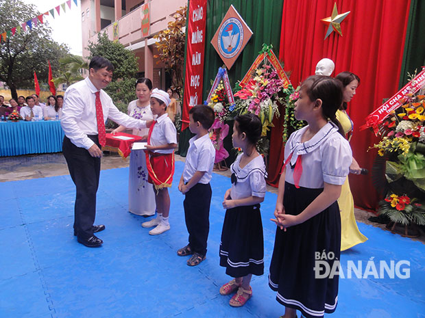 Phó Chủ tịch UBND thành phố Đặng Việt Dũng trao học bổng cho các em học sinh Trường tiểu học Triệu Thị Trinh