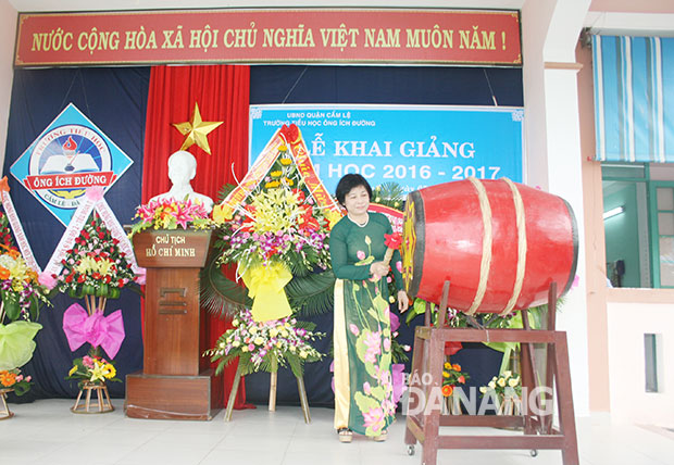 Bà Đặng Thị Kim Liên đánh hồi trống báo hiệu năm học mới.