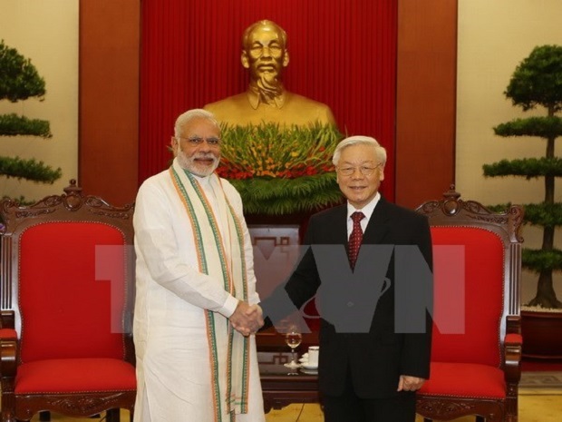 Party General Secretary Nguyen Phu Trong (R) receives Indian Prime Minister Narendra Modi (Photo: VNA)