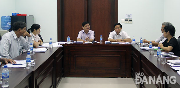 Phó Chủ tịch HĐND thành phố Nguyễn Nho Trung kiểm tra QCDCCS tại Trung tâm Xúc tiến đầu tư thành phố.                            Ảnh: QUỐC KHẢI
