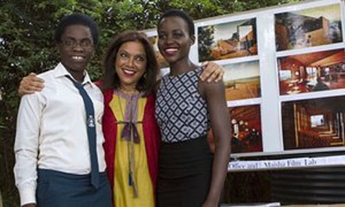 Phiona Mutesi  với  đạo diễn phim Mira Nair (giữa) và  Lupita Nyong’o, người đóng vai mẹ của  Phiona trong phim “Nữ hoàng Katwe”.