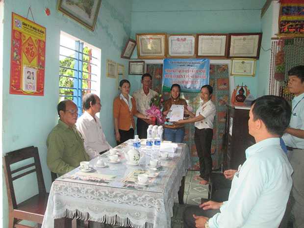Chủ tịch UBND xã Hòa Phong Nguyễn Thị Vân tặng hoa chúc mừng cháu Nguyễn Thị Anh Thư.