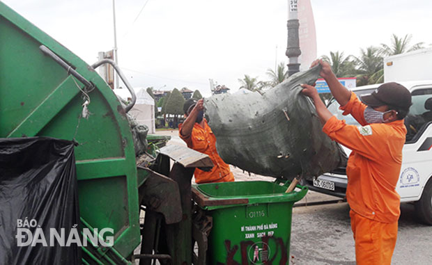 Công nhân khẩn trương dọn dẹp vệ sinh trên đường Phạm Văn Đồng.