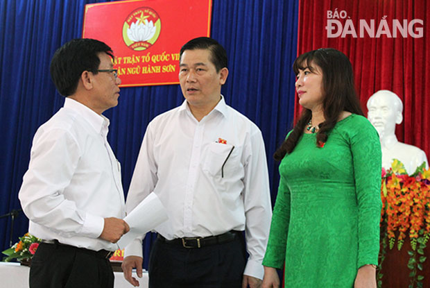 Trưởng đoàn Đại biểu Quốc hội đơn vị Đà Nẵng Nguyễn Thanh Quang (giữa) trao đổi bên lề buổi tiếp xúc.  	        	          Ảnh: TRÂM ANH