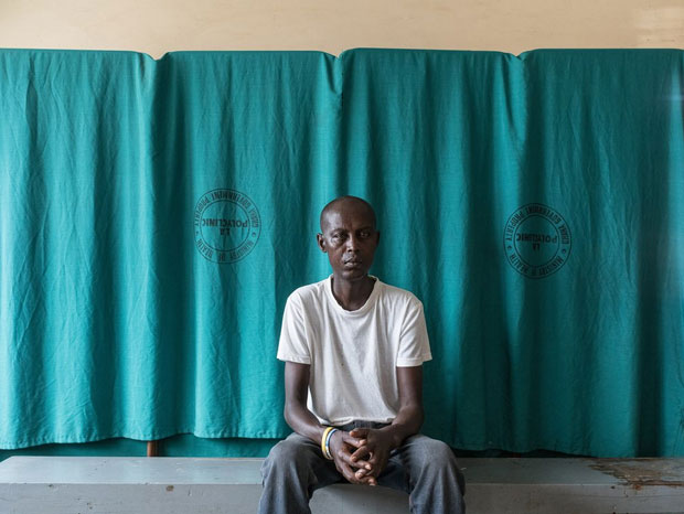 Tài xế taxi Addo Abbey, 34 tuổi, đang chờ điều trị lao tại bệnh viện La General ở thủ đô Accra của Ghana. Bệnh lao có liên quan tới tình trạng ô nhiễm không khí. Báo cáo của Ngân hàng Thế giới cho biết ô nhiễm không khí đã làm cho 17.500 người Ghana chết trong năm 2013.