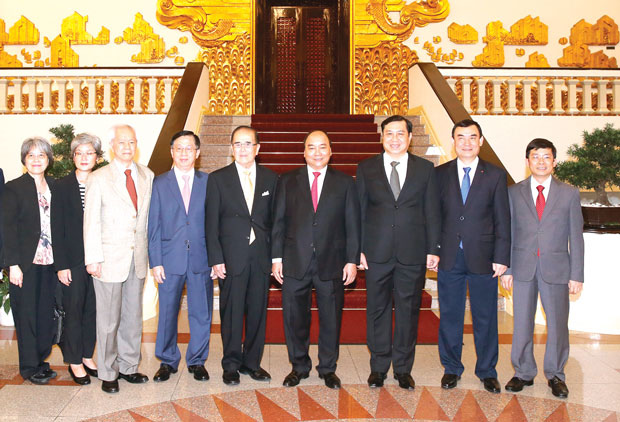 Thủ tướng Nguyễn Xuân Phúc chụp ảnh chung với các đại biểu. Ảnh: TTXVN