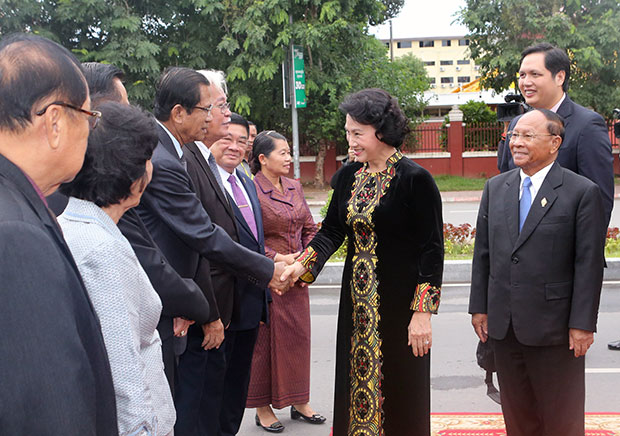 Chủ tịch Quốc hội Campuchia Samdec Heng Samrin và Chủ tịch Quốc hội Nguyễn Thị Kim Ngân tại lễ đón chính thức. Ảnh: TTXVN
