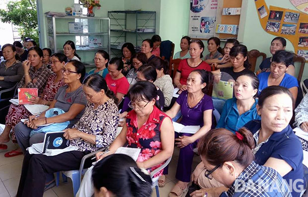 Buổi nói chuyện về chăm sóc sức khỏe sinh sản với phụ nữ phường Thọ Quang.  						        Ảnh: M.H