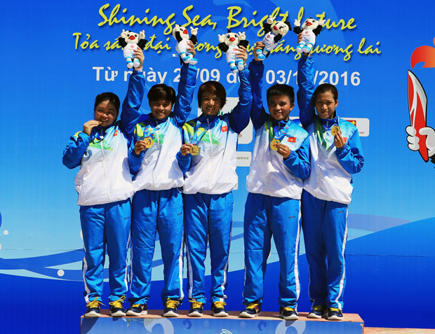 Các VĐV đội tuyển Cầu mây nữ ba người trên bục chiến thắng sau khi đánh bại Myanmar 2-0 trong trận chung kết.