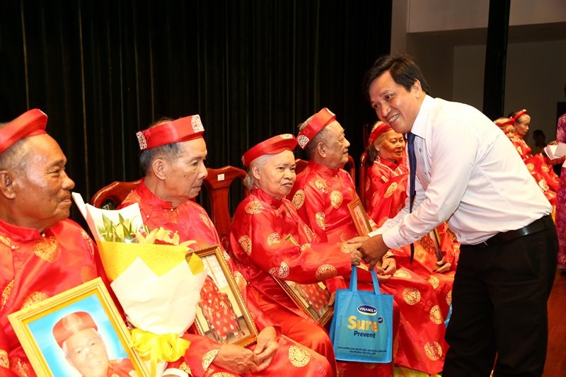 Ông Phan Nguyễn Minh Nhựt - Giám đốc Kinh doanh khu vực TP. HCM của Vinamilk tặng quà cho các Cụ trong lễ mừng thọ