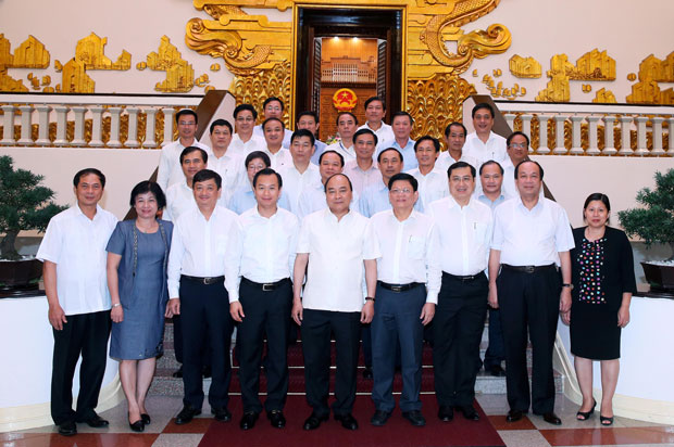Thủ tướng Chính phủ Nguyễn Xuân Phúc với lãnh đạo chủ chốt thành phố Đà Nẵng.       Ảnh: TTXVN