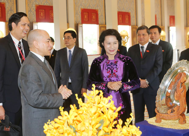 Chủ tịch Quốc hội Nguyễn Thị Kim Ngân và Quốc vương Campuchia Norodom Sihamoni trao đổi tặng phẩm.  	                      Ảnh: TTXVN