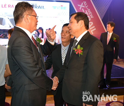 Chủ tịch UBND thành phố Huỳnh Đức Thơ gặp gỡ đại diện Công ty TNHH TCIE Việt Nam tại lễ ra mắt sản phẩm ô-tô mới.