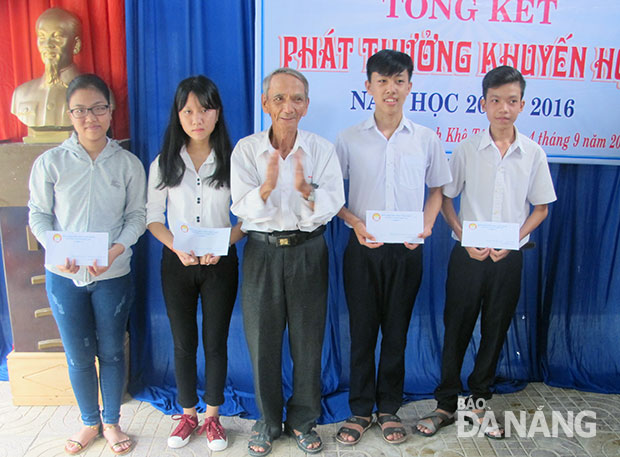 Tộc Ngô ở phường Thanh Khê Tây phát thưởng năm học 2015-2016.