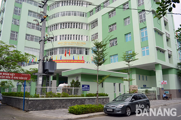 Khu nhà mới Bệnh viện đa khoa Hải Châu góp phần tạo không gian rộng, thoáng để đón tiếp, thu dung khám, chữa bệnh cho người dân. 
