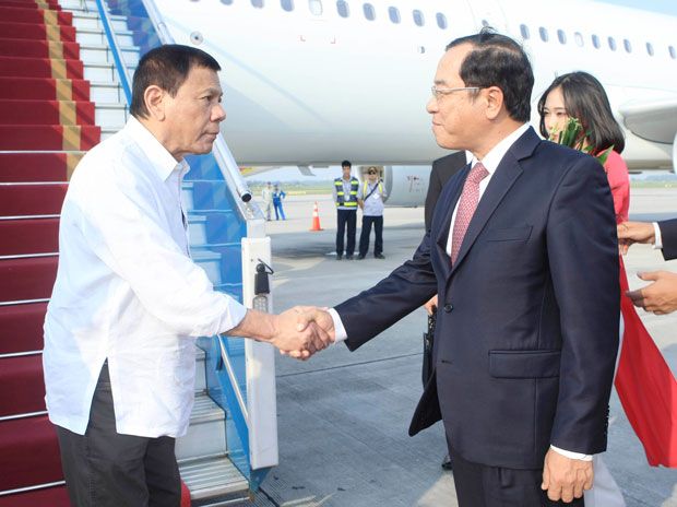Bộ trưởng, Chủ nhiệm Văn phòng Chủ tịch nước Đào Việt Trung đón Tổng thống Philippines Rodrigo Roa Duterte tại sân bay Quốc tế Nội Bài.  					              Ảnh: TTXVN