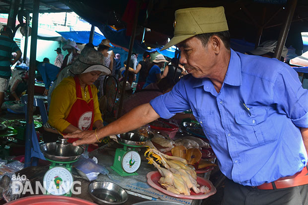 Kiểm tra độ chính xác của cân bằng quả cân chuẩn tại chợ Chính Gián, quận Thanh Khê.