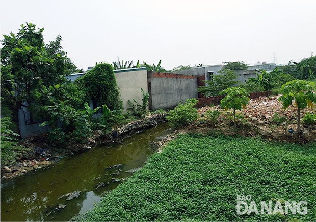 Dọc tuyến cống thoát nước Khe Cạn là nơi xảy ra tình trạng xây dựng nhà ở trái phép tại quận Thanh Khê.