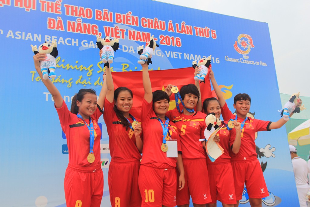 Chiếc HCV của đội tuyển nữ đá cầu Việt Nam đoạt được chiều 30-9 là chiếc thứ 7, qua đó đem về kỷ lục ở môn đá cầu khi giành trọn 7 bộ HCV cho Việt Nam.