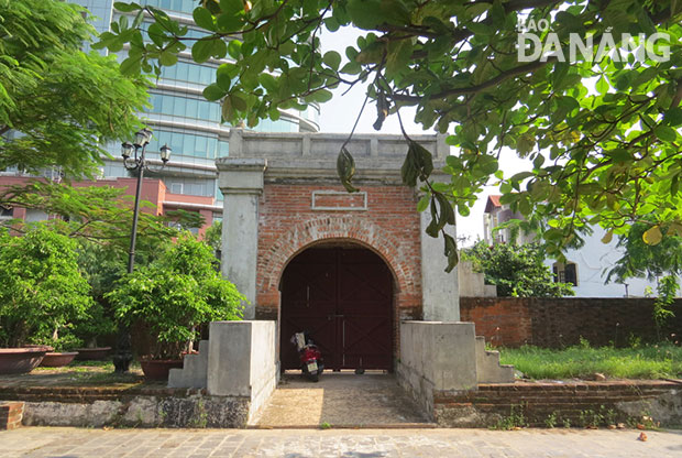  Cổng thành phía nam thành Điện Hải đóng kín, không sử dụng do lối ra nằm trong khuôn viên Công viên phần mềm số 2 Quang Trung.