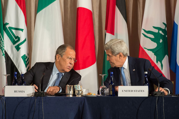 Ngoại trưởng Nga Sergey Lavrov (trái) và Ngoại trưởng Mỹ John Kerry đàm phán tại Geneva (Thụy Sĩ) để tìm thỏa thuận ngừng bắn ở Syria. 	                           Ảnh: Reuters