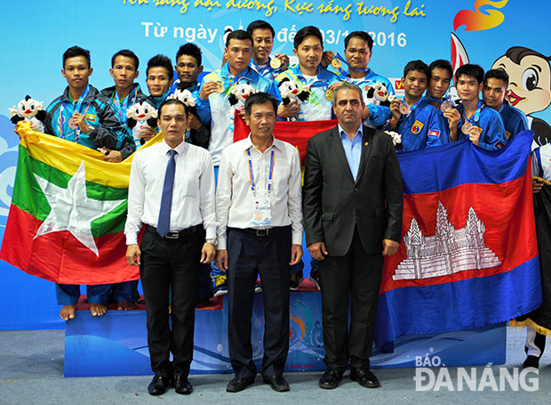 Đội tuyển Vovinam nam Việt Nam (giữa) đã xuất sắc giành HCV nội dung Đòn chân tấn công trong ngày thi đấu hôm qua (30-9).              Ảnh: ANH VŨ