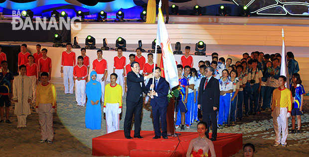 Chủ tịch UBND thành phố Huỳnh Đức Thơ trao cờ đại hội cho Bộ trưởng Bộ Văn hóa - Thể thao và Du lịch Nguyễn Ngọc Thiện. Ảnh: ANH VŨ