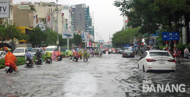 Ngập nước tại đường Nguyễn Văn Linh ngày 12-9-2016.